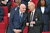 Gianni Infantino und Bernd Neuendorf sitzen auf der Tribüne im Khalifa International Stadium während Deutschland gegen Japan.