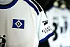 HSV-Trikot in der Kabine, im Hintergrund weitere Trikots vor dem Testspiel gegen Odense Boldklub Q.