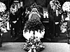 Uwe Seeler und weitere HSV-Spieler bei einer Trauerfeier am blumengeschmückten Sarg.
