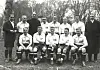 HSV-Mannschaft und Schiedsrichter Boos 1924 vor dem Spiel gegen Corinthians London, Gruppenbild im Freien.