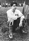 Rudi Noack sitzt auf dem Rasen nach Hertha BSC gegen Hamburger SV 1938.