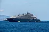 Ritz-Carlton-Yacht Evrima vor Monaco im Mittelmeer, begleitet von einem kleinen Boot.