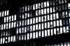 Leuchtende Fenster in einem Bürogebäude bei Nacht