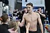 Johannes Liebmann klatscht am Beckenrand nach dem Sieg über 800 Meter Freistil in Stockholm ab.