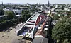 Roter Brückenrohbau rollt auf Tieflader über die Max-Brauer-Allee in Hamburg.