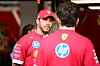 Lewis Hamilton schaut Charles Leclerc an