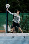 Jonas Trümpler springt und schlägt den Ball beim Padel.