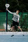 Jonas Trümpler springt und schlägt den Ball beim Padel.