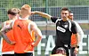 St. Paulis Trainer Marcel Rapp gibt bei einer Einheit Anweisungen.