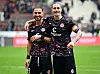 Leart Paqarada und Jackson Irvine feiern den 1:0-Sieg von St. Pauli gegen Regensburg in Hamburg.