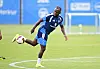 Jean-Luc Dompé beim Training des Hamburger SV in Hamburg auf dem Rasen mit Ball.