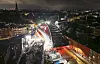 Rohbau der neuen Sternbrücke fährt nachts auf SPMT zur Kreuzung Stresemannstraße/Max-Brauer Allee.