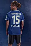 Yussuf Poulsen im blauen Hamburger Trikot mit Nummer 15 und Poulsen-Schriftzug vor dunklem Hintergrund