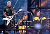 James Hetfield und Lars Ulrich von Metallica spielen im Olympiastadion auf der Bühne.