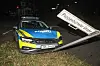 Der Streifenwagen kollidierte nach der Ramm-Aktion mit einem Straßenschild.