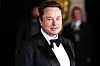 Elon Musk in schwarzem Smoking bei der Breakthrough-Preis-Gala in Los Angeles.