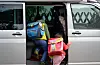 Zwei Kinder steigen aus einem Auto vor der Schule aus.