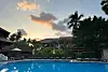 Hotelpool in Fisherman's Village auf Koh Samui bei Sonnenuntergang während Wasserknappheit.