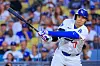 Shohei Ohtani von den Dodgers schlägt im Dodger Stadium gegen die Mariners.
