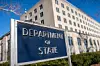 Schild „Department of State“ vor dem Gebäude des US-Außenministeriums in Washington.
