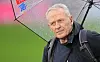 Christian Streich steht mit Regenschirm im Regen vor dem Bundesliga-Spiel in München.