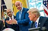 Infantino spricht mit Trump im Oval Office, Cordeiro hört im Hintergrund zu.