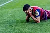Zakaria Eddahchouri kniet mit verdecktem Gesicht auf dem Rasen des José-Zorrilla-Stadions.