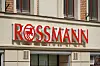 Rossmann-Logo über dem Eingang einer Drogeriemarkt-Filiale in Pößneck, Thüringen.