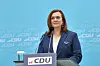 Franziska Hoppermann am CDU-Rednerpult vor blauem Hintergrund in Berlin.
