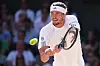 Alexander Zverev schlägt im Wimbledon-Finale 2026 einen Ball am Netz zurück.