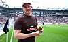Oke Göttlich hält den FC St. Pauli Peace Prize im Millerntor-Stadion vor dem Bundesliga-Spiel gegen Mainz 05.