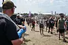 Festivalbesuchende beim Wacken Open Air werden mit einer Wasserpistole erfrischt.