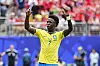 Vinicius Junior von Brasilien hebt im WM-Achtelfinale gegen Norwegen beide Arme im New Jersey Stadium.