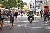 Polizeibeamter fährt mit Motorrad durch die Ortsmitte von Wacken beim Wacken Open Air.