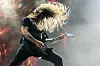 Andreas Kisser von Sepultura spielt auf der Wacken-Bühne Gitarre.