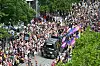 Tausende Menschen beim Christopher Street Day in Hamburg, ein Konvoi fährt durch die volle Straße.