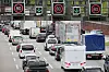 Stau auf der A7 vor dem Elbtunnel mit mehreren Autos, Transportern und Tempolimitschildern.
