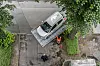 Abschleppwagen hebt in Essen einen falsch geparkten Pkw an, daneben stehen zwei Personen auf dem Gehweg.