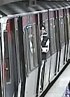 Einer der mutmaßlichen Täter schaut aus einer Bahn.