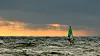 Windsurfer vor Sylt bei Sonnenuntergang auf bewegter Nordsee