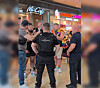 CSD-Eklat: Europa Passage stoppt Besucher mit Pride-Fahnen