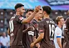 Martijn Kaars jubelt mit Branimir Hrgota und Arkadiusz Pyrka nach dem 2:1 für St. Pauli.