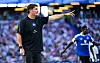Merlin Polzin zeigt am Spielfeldrand in Hamburg beim HSV-Testspiel gegen Everton nach rechts.