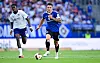 Nicolai Remberg vom HSV dribbelt im Testspiel gegen Everton auf dem Rasen.