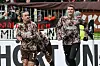 Jackson Irvine und Eric Smith vom FC St. Pauli wärmen sich im Millerntor-Stadion auf.