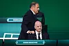 Victor Montagliani berührt Gianni Infantino beim Gang zum Podium beim 76. FIFA-Kongress in Vancouver.