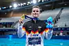 Moritz Linus Wesemann zeigt Goldmedaille, Deutschlandflagge und Maskottchen im Schwimmstadion in Saint-Denis.