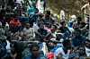 Zahlreiche Männer sitzen dicht gedrängt im überfüllten CETI von Ceuta.