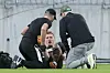 Rawley St. John liegt verletzt am Boden, zwei Betreuer versorgen ihn beim Testspiel im Millerntor-Stadion.