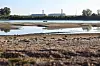 Niedrigwasser an der Donau vor dem Kernkraftwerk MVM Paks in Ungarn.